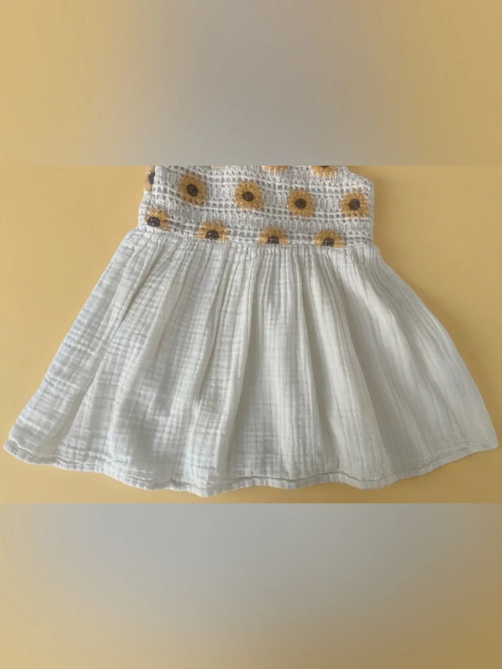 Zara girl’s dress crochet sunflower bodice and a white muslin skirt. Size 3T.